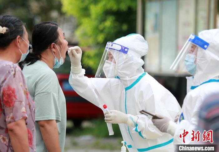 8月3日，扬州主城区进行第二轮大规模核酸检测，医务人员为市民进行核酸检测取样。　孟德龙 摄