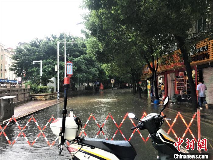 图为积水严重，一道路路段实行封路。　叶茂 摄