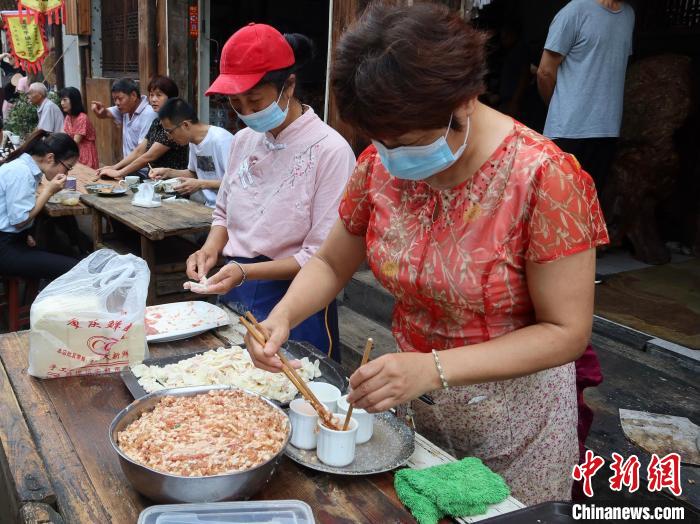 民众制作兰溪地方美食“肉沉子”。　董易鑫 摄