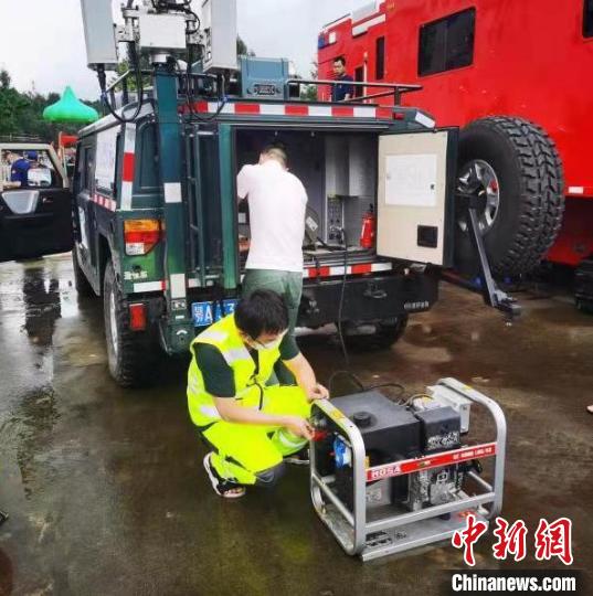 湖北随州暴雨致通信受损，现场通信紧急抢修中 王政 摄