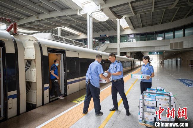 兰州白凤桃在铁路部门的帮助下运送至高铁站“乘坐”动车组列车发往各地。　宋佳龙 摄