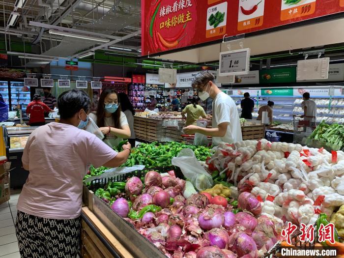 食材供应充足，种类丰富，价格稳定。　崔佳明 摄