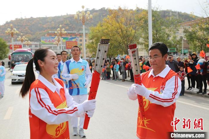 2015年，在“薪火相传再创辉煌”长征精神红色旅游火炬传递活动中，王雅丽担任火炬手。(资料图) 陈彦荣 摄