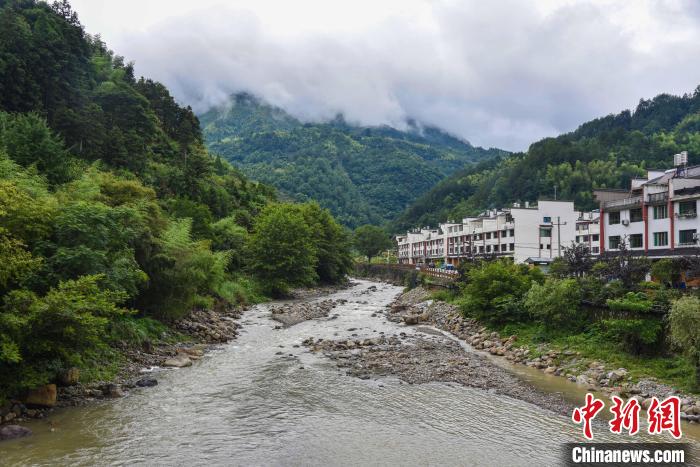 浙江景宁大均乡，家住绿水青山之间。　范宇斌 摄