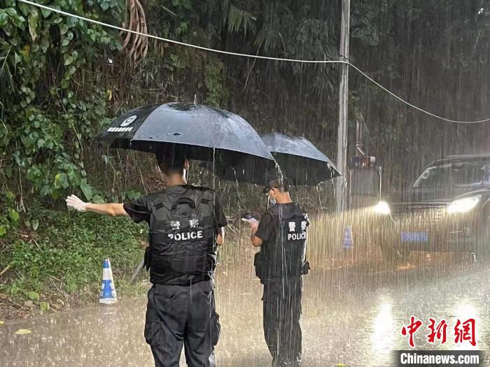 图为民警在雨中检查过往车辆。　红河边境管理支队供图