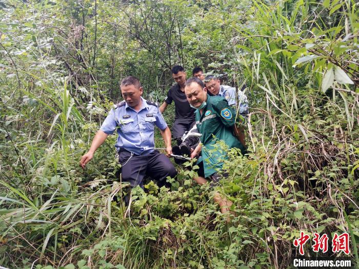 当地民警及时出警将父子两人救回 五峰警方 供图