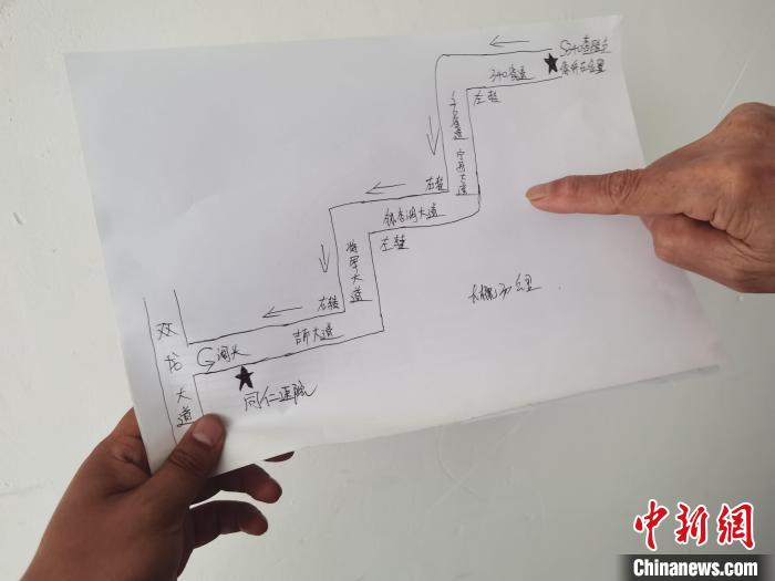 为让外地司机尽快找到核酸检测点，查检点的工作人员手画了一张简陋而温暖的地图。　被采访者马明宏供图