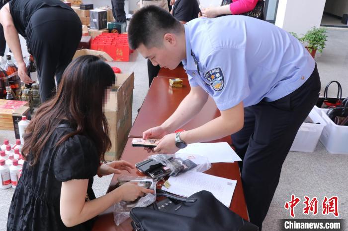 警方将财物归还受害人 朱吕祥 摄