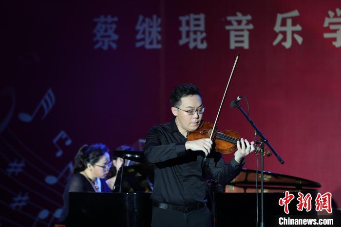 一场别开生面的线上文艺演出在闽江学院上演。　闽江学院供图