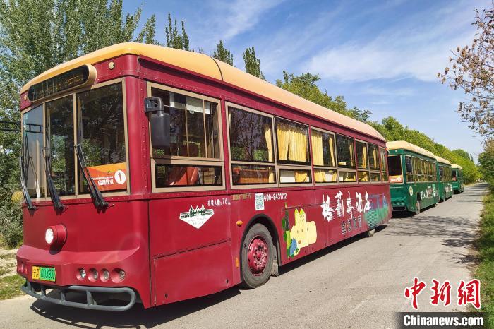 红酒巴士专线为游客开启贺兰山东麓酒庄游。　西夏区文化旅游体育广电局供图