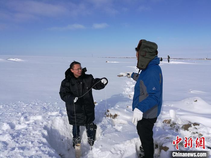 图为周义朋和队友在进行地下水监测。　受访者供图