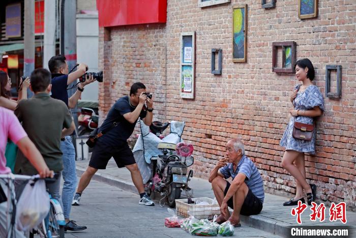 改造后的建国门老菜场，每天吸引着不少年轻人前来拍照“打卡”。　张一辰 摄