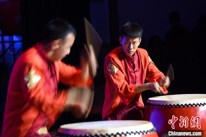 绛州鼓乐艺术团在山西省运城市新绛县一所中学校表演节目。　武俊杰 摄