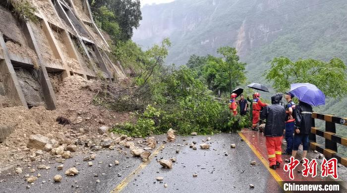 山体垮塌导致道路通行中断。　泸州消防 摄