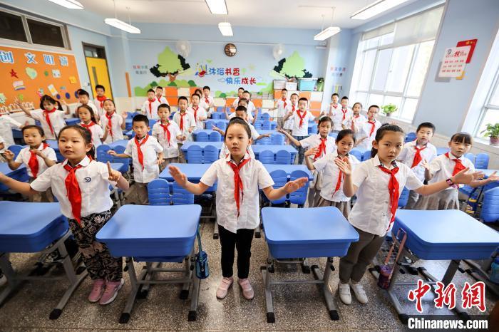 资料图。小学生们在教室内表演手语操祝老师教师节快乐。　张云 摄