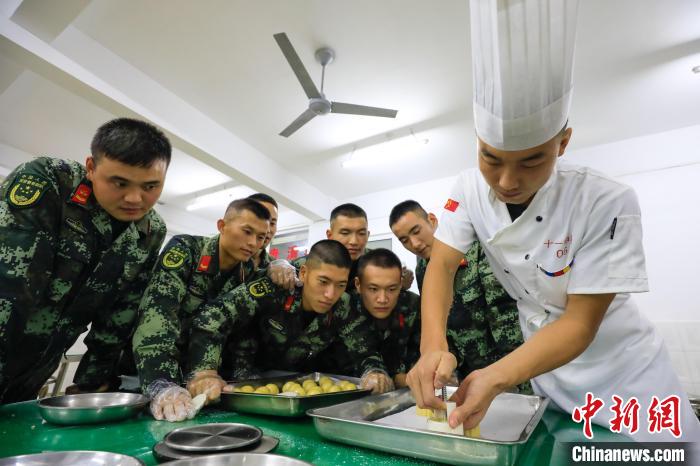 炊事班长教战士们包月饼 李岩 摄