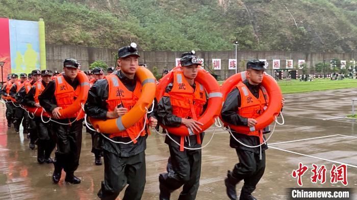 舟山武警支队机动中队官兵开展抗台演练。　钱晨菲 摄