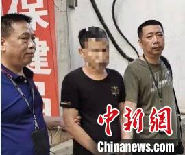 抓捕现场中的周磊(右一) 安徽警方提供