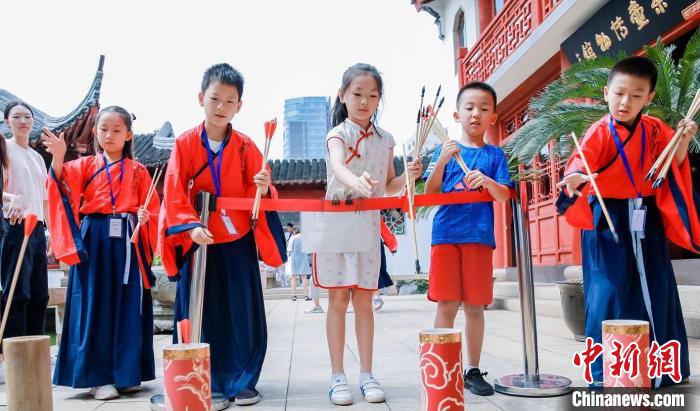 “敬贤孝亲、两岸同心”海峡两岸青少年纪念孔子诞辰2572周年祭祀活动25日在上海文庙举行 上海黄浦台办 摄