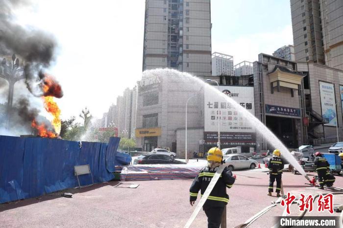 图为消防救援人员正在灭火。　毕节市消防救援支队供图