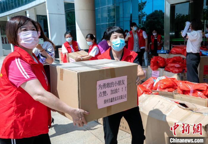 9月20日，漳州市国资委、团市委、市妇联联合开展慰问关爱集中医学观察点儿童活动。　漳州市妇联供图