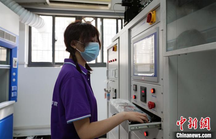 图为武汉理工大学一名学生在实验室操作仪器 艾诗洋 摄