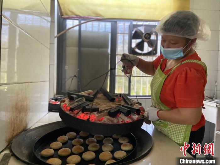 “吴婆婆圆酥饼”一直坚持用炭火烤制 周星亮 摄