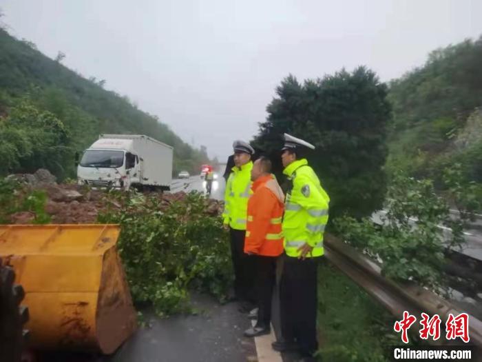 山西陵侯高速公路已于26日9时许恢复通行。　山西高速交警四支队提供