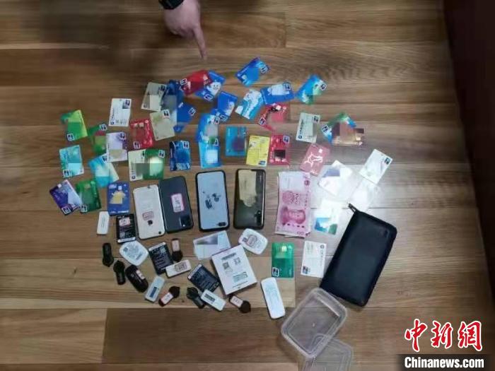 图为警方查获的部分涉案物品。　警方供图