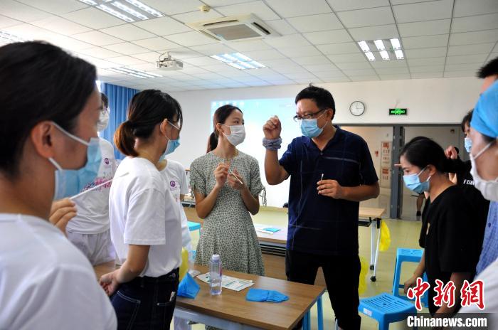 核酸采样业务培训。　厦门医学院供图