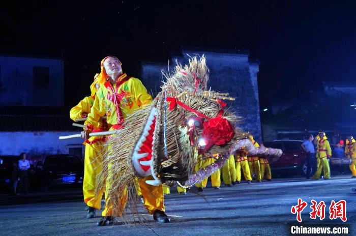 由稻草绑扎的“草龙”在夜幕下登场。　徽州区委宣传部 摄