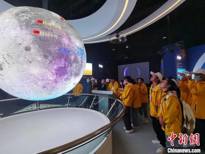 图为学生们在参观藏域星球天文体验馆。　西藏青少年实践教育基地供图