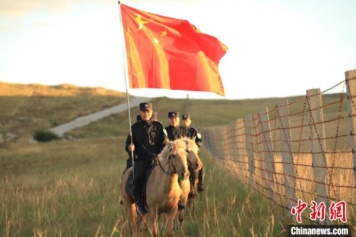 图为锡林郭勒边境管理支队马背警队民警擎旗巡边。　内蒙古边检管理总站供图