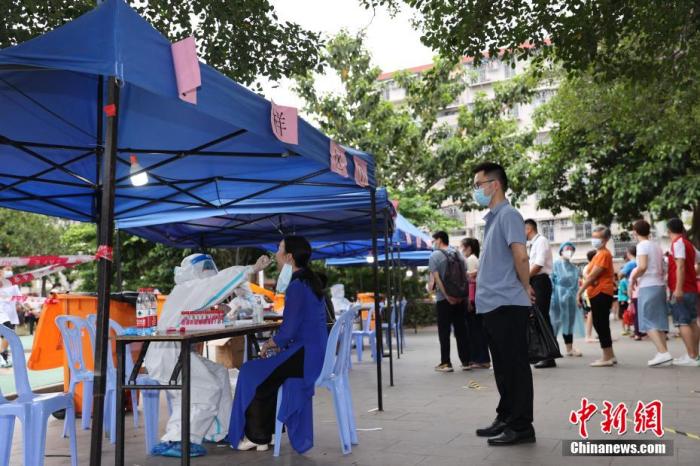 资料图：医护人员为市民做核酸检测采样。 曾德猛 摄