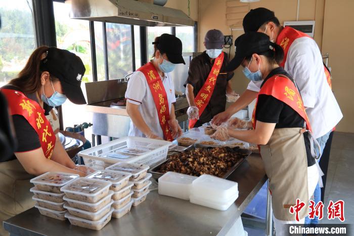 湄洲岛台商准备爱心午餐 许双萍 摄