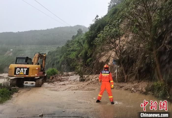 一名消防员正在观察道路受损情况。　泸州消防 摄