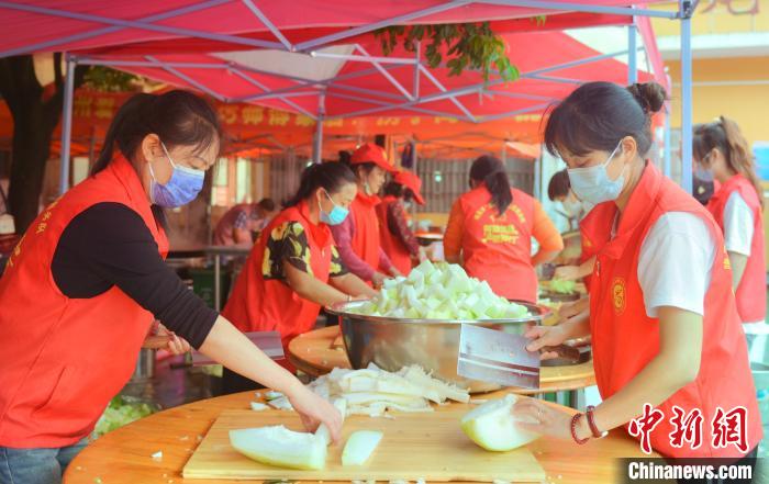 帐篷区志愿者们正在准备午餐。　泸州供电供图