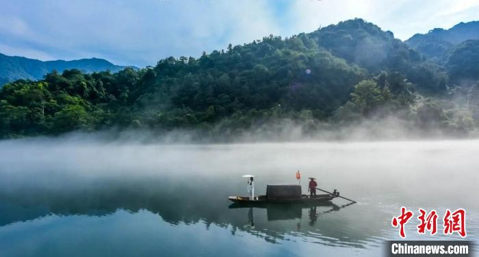 有“湘南小洞庭”之称的东江湖 何朝晖 摄