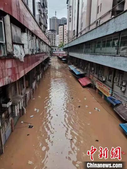 渠江水位上涨，淹没沿江门市。　达州市应急管理局供图