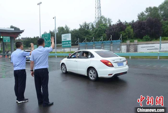 民警送别夏某某一家人。　赵彦杰 摄