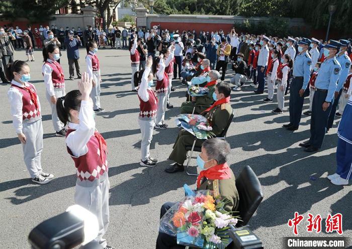 小学生向参加活动的老兵敬礼。　伪满皇宫博物院供图