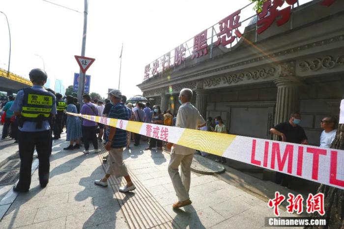 警方在南昌市中级人民法院外拉起警戒线，不少民众在现场排队申请旁听。刘占昆 摄