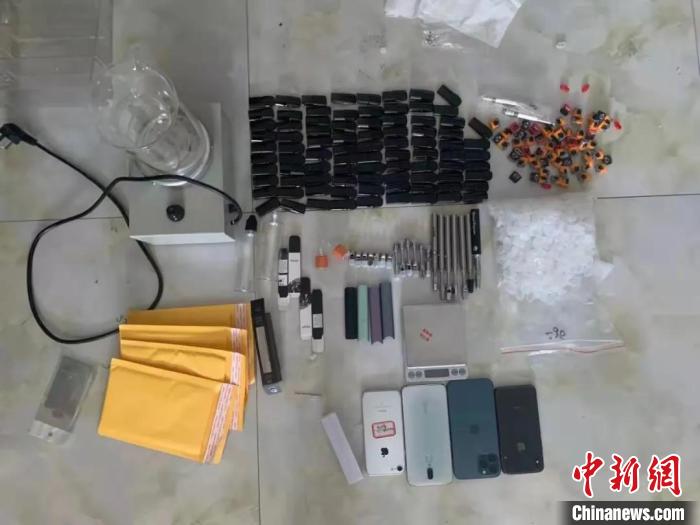 图为警方查获的涉案物品。　海拉尔区公安分局供图