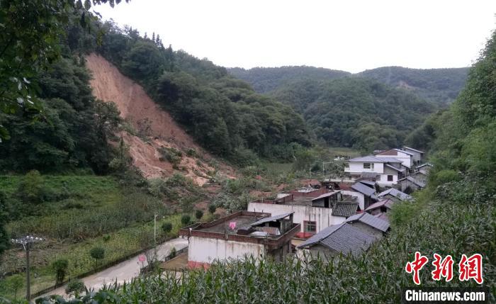 巴中通江县空山镇五福村二社柒家坝一处非地质灾害监测点突发山体滑坡现场。　何飞 摄