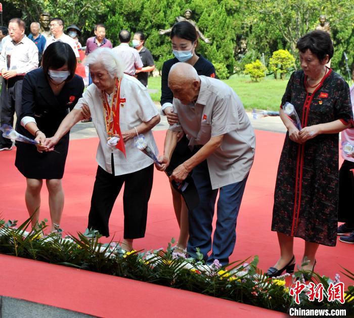 百岁抗战老兵献花。　张斌 摄