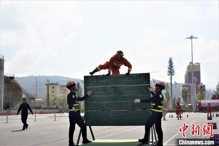 图为参赛选手正在进行百米障碍竞赛。　祁增蓓 摄