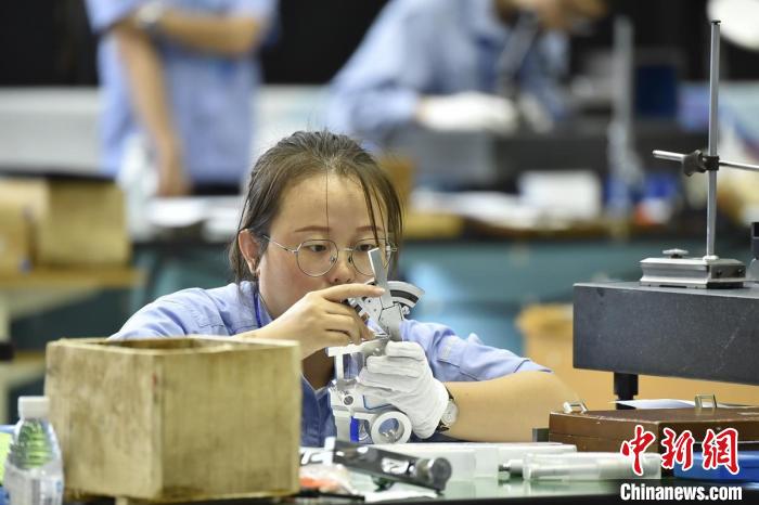 比赛中一名参赛女职工正紧盯标尺。　徐博 摄