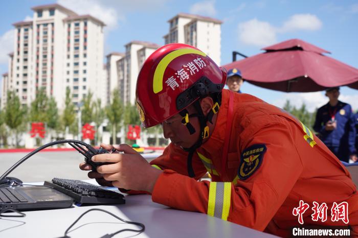 图为无人机侦察选手正在操作无人机。　祁增蓓 摄