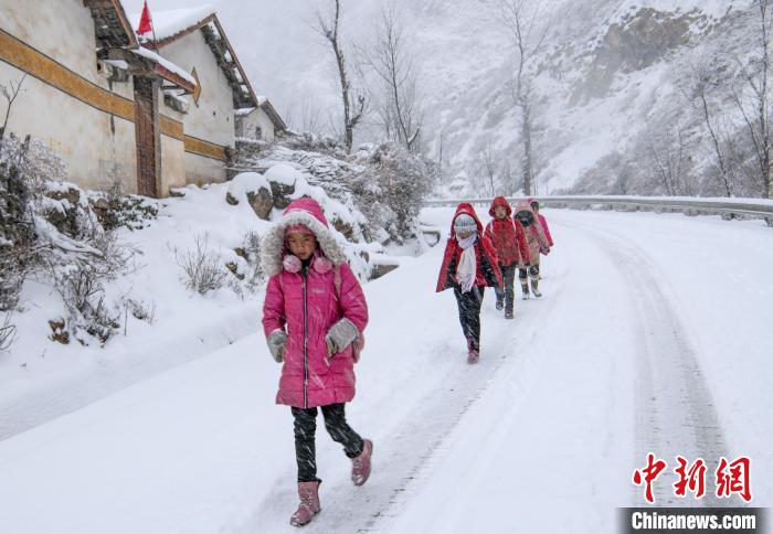 凉山学子冒着大雪上学 臻仁社供图