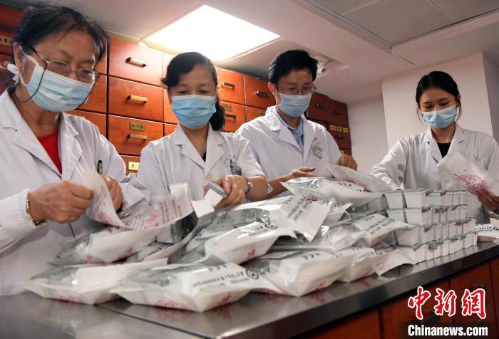 福州市中医院中药师根据处方配置防疫中药。　记者刘可耕 摄